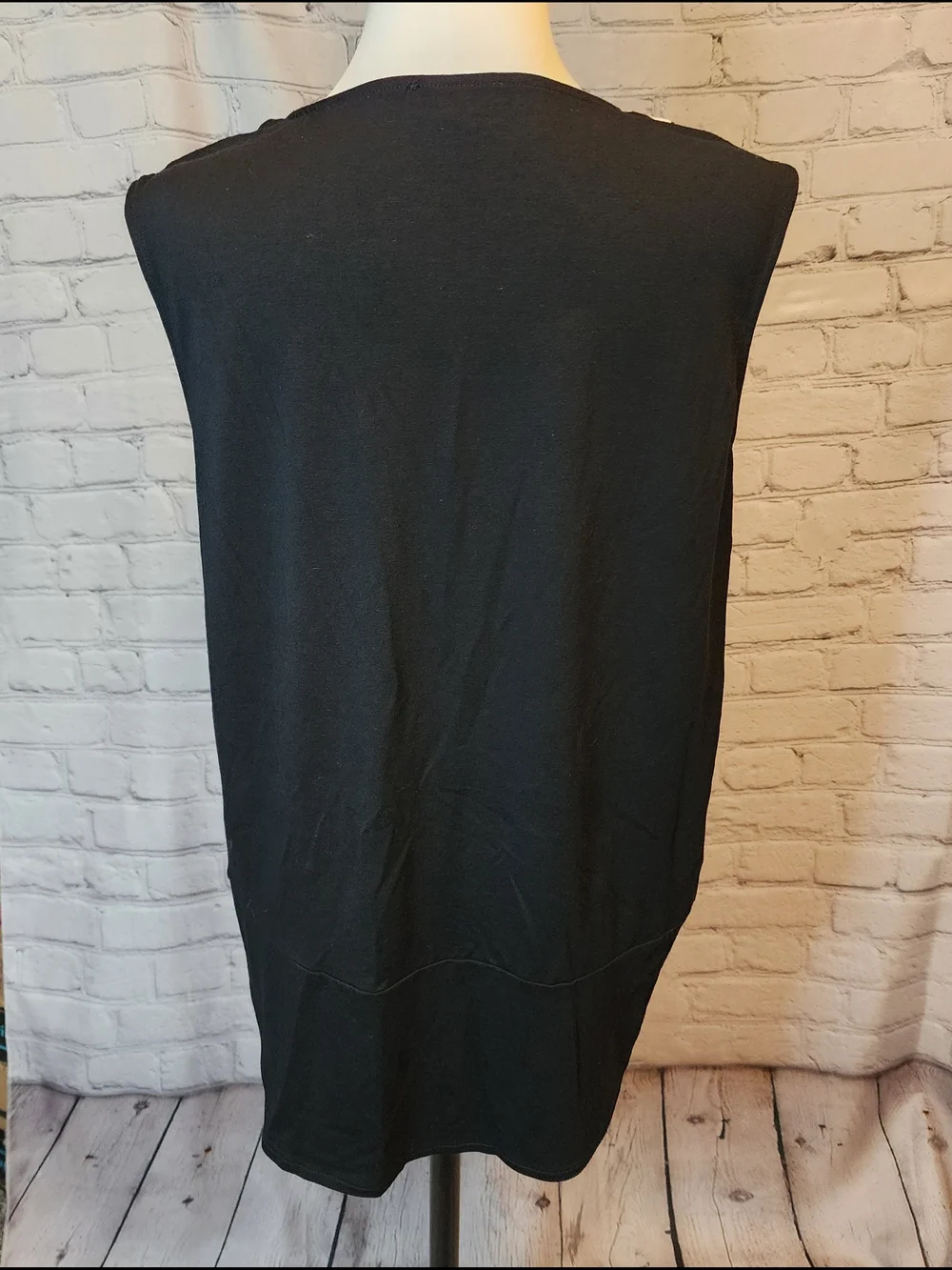 Vince Camuto Black & White Geometric Tie-Hem Camisole with Pink Accents - Picture 3 of 4